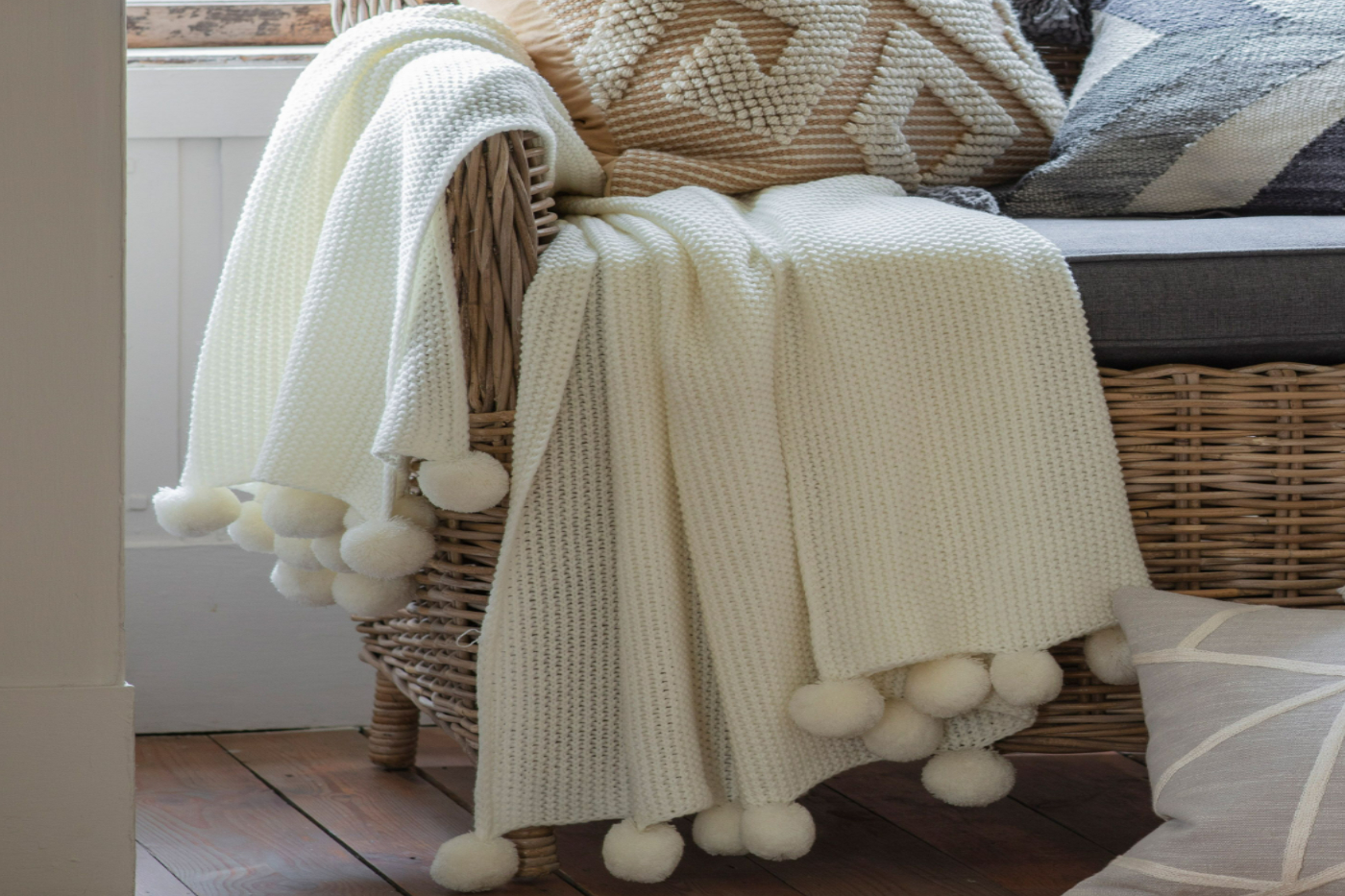 Chunky knit throw with pom poms outlet